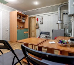 Кровать в общем номере с красивым видом из окна в Атлантида