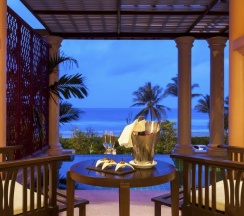 Двухместный люкс Premier с балконом двуспальная кровать в Отель Centara Grand Beach Resort Phuket