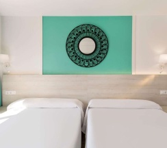 Двухместный номер с видом на бассейн двуспальная кровать в Hotel Best Lloret Splash
