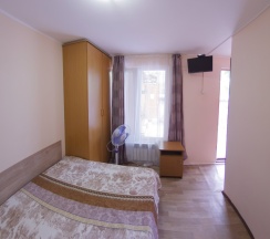 Стандартный трехместный номер в Риф