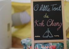 Тент с видом на море двуспальная кровать в O Little Tent de Koh Chang