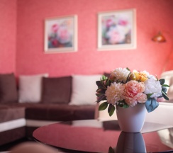 Люкс 2-х комнатный 2-х местный с большой кроватью в Жемчуг