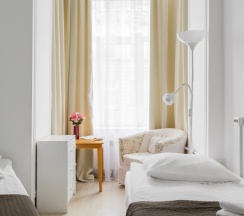 Двухместный номер с эркером и общей ванной комнатой (дабл или твин) в Алиса