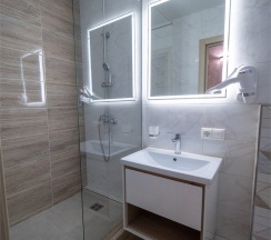 КОМФОРТ с холлом 3-местный. Новый номерной фонд в MaxxRoyal