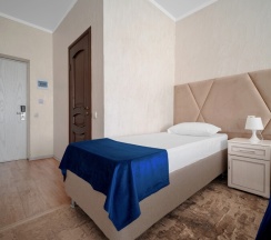 Стандарт 3-х местный с видом на улицу в Лабиринт