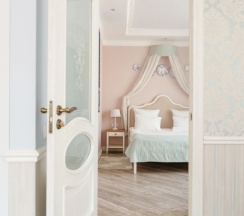 Двухместный люкс Provence №30 с 2 комнатами с балконом и с видом на парк двуспальная кровать в Лель