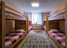 Кровать  в 8-местном женском номере со шторками в Никольский