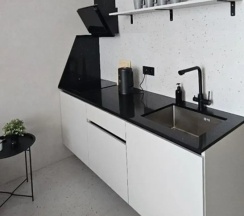 Четырёхместные апартаменты c 1 комнатой с балконом и с видом на море в Квартира Дизайнерская двухуровневая с видом на море