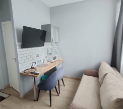 Номер с двухспальной кроватью и диваном в Port inn