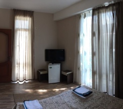 Четырёхместный номер Standard с 2 комнатами с балконом и с красивым видом из окна в На Короткой