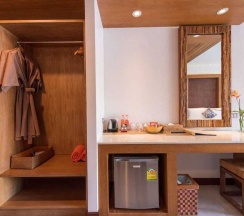 Номер Deluxe с балконом и с видом на бассейн в Tup Kaek Sunset Beach Resort