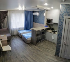 Трёхместная студия Comfort с красивым видом из окна (двуспальная кровать) в Апартаменты Трехместная Студия с видом на Озеро и Колесо Обозрения МО / 1