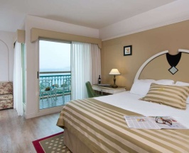 Двухместный номер Club Grand двуспальная кровать в Herods Palace Hotel