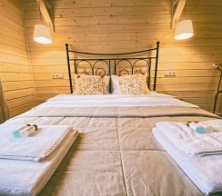 Красная с попугаями в River Villa