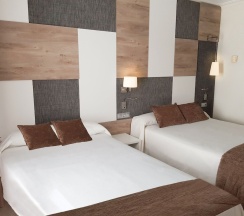 Четырёхместный номер Standard с видом на бассейн в Hotel Cesar Augustus