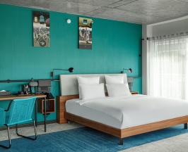 Номер Executive с большой двуспальной кроватью в Novotel Vladivostok