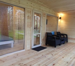 Двухместный коттедж Superior с красивым видом из окна двуспальная кровать в Vinder Village