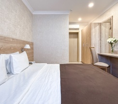 "Стандарт" Стандартный трехместный номер с двуспальной кроватью и дополнительным местом в Диона