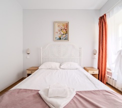 Улучшенная комната с двуспальной кроватью и диваном в Октавиана