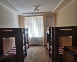 Кровать в 6-местном общем номере в Энви