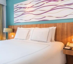 Четырёхместный люкс семейный с 2 комнатами в Отель Radisson Resort and Suites Phuket