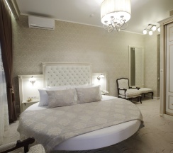 Люкс с круглой кроватью в Old town hotel