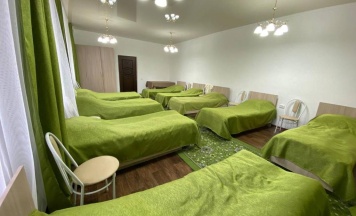 Кровать в общем номере с красивым видом из окна в California