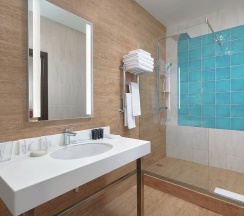 Делюкс с широкой двуспальной кроватью в Golden Tulip