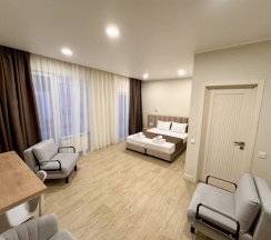 Улучшенная четырёхместная комната в Deus