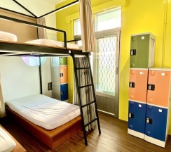 Кровать в общем номере с балконом в Bayhouse Hostel Penghu