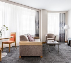 Номер Suite с двуспальной кроватью и диваном в Novotel Санкт-Петербург Центр