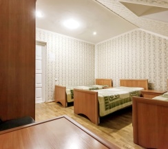 Кровать в общем номере с красивым видом из окна в Атлантида