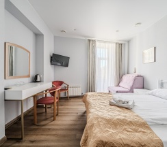 Улучшенная комната с доп. местом и балконом в Октавиана