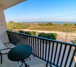 22 - Двухместный номер с балконом и прямым видом на море в Азов Инн