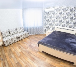 Двухместный полулюкс с балконом и с видом на город (двуспальная кровать) в Апартаменты Saratov Lights Университетская 59А