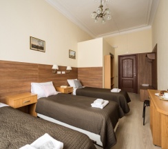 Трехместный номер с собственной ванной комнатой в Алиса