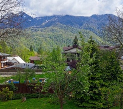 Семейный коттедж с балконом и с красивым видом из окна в Калайчев двор