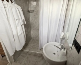 Трёхместный номер Комфорт с балконом в Hotel&Suite AinLan