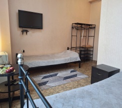 Трехместный номер с двуспальной и односпальной кроватью в Ардо