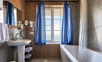 Номер в пляжном доме с террасой — третья линия в MillCreek Hotel&SPA