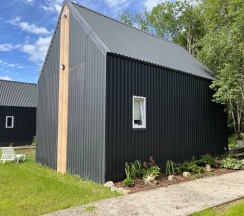 Шестиместный коттедж с балконом и с красивым видом из окна в Вербная роща