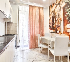 Четырёхместные апартаменты с балконом и с видом на город в Апартаменты Проспект Независимости 52