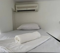 Кровать в общем номере (мужской номер) в White Hostel