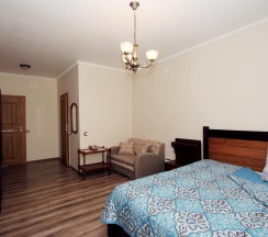 Стандартный номер (с балконом) Широкая двуспальная кровать + доп.место в Garden House