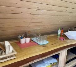 Коттедж с балконом и с красивым видом из окна в Дом на Волге