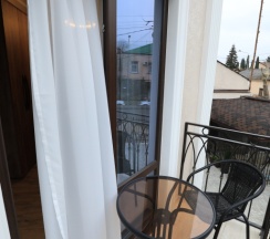 Трёхместный номер Superior с балконом и с красивым видом из окна в Аскьала