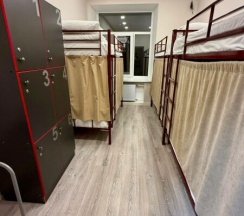 Кровать в мужском шестиместном номере в Берег