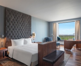 УГЛОВОЙ ЛЮКС С БОЛЬШОЙ КРОВАТЬЮ (KING SIZE) в Hilton Saint Petersburg ExpoForum