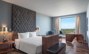 УГЛОВОЙ ЛЮКС С БОЛЬШОЙ КРОВАТЬЮ (KING SIZE) в Hilton Saint Petersburg ExpoForum