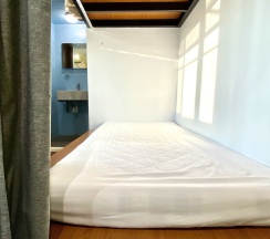Кровать в общем номере с балконом в Bayhouse Hostel Penghu